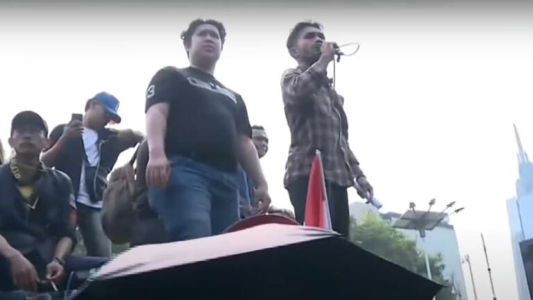 Aksi Demo 25 Agustus, Massa Kepung DPR: “Bubarkan, Tidak Wakili Rakyat”