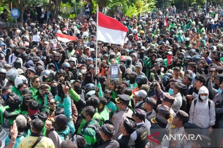 Indonesia Darurat! Demo Massa Ricuh, Tuntut Keadilan Pasca Tragedi Ojol