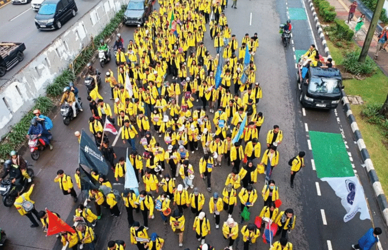 Tagih Janji 17+8, Mahasiswa Kembali Gelar Aksi Di Depan Gedung DPR