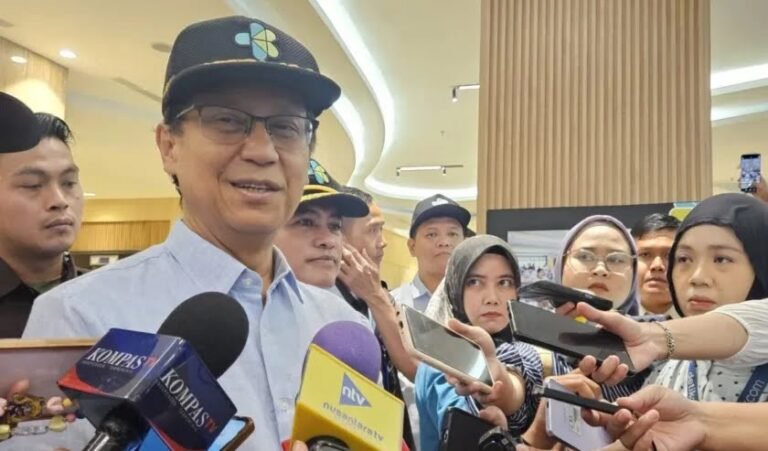 Budi-Menkes-e1763025279501-840x493